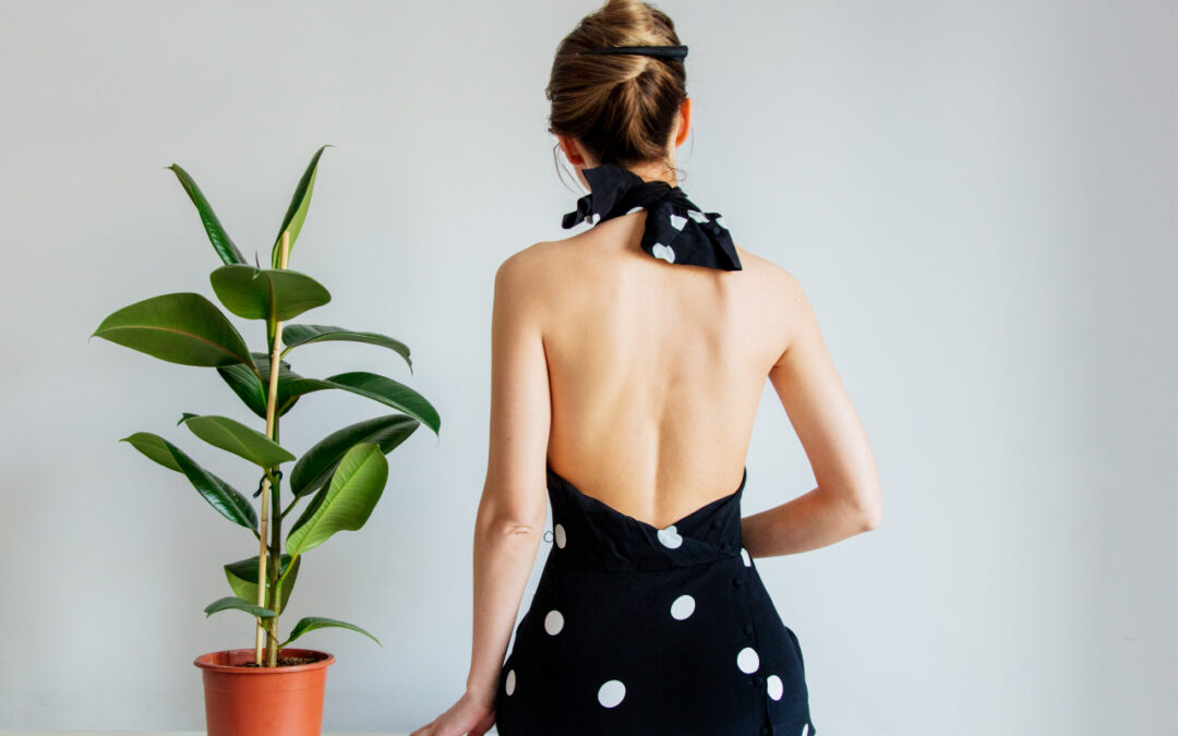 Jak dobrać bieliznę do sukienki z odkrytymi plecami: 7 sprawdzonych rozwiązań